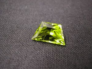 peridot trapez 2.82 ct.