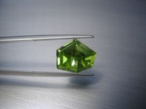 peridot freeform 4.25 ct.